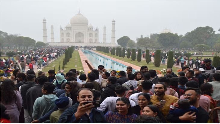 Photo of यूपी: ताज में लहराया कोरिया की यूनिवर्सिटी का बैनर