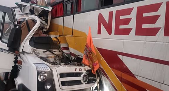 Photo of यूपी: पूर्वांचल एक्सप्रेस वे पर खड़ी बस में जा घुसी श्रद्धालुओं से भरी टैम्पो ट्रेवलर