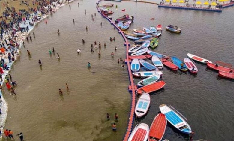 Photo of महाकुंभ: संगम में अचानक डूबने लगी नाव, सेरेस्क्यू टीम ने बचाई 17 श्रद्धालुओं की जान