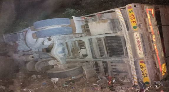 Photo of सिलिंडर से भरा ट्रक खाई में गिरा, मौके पर पहुंची पुलिस; तीन लोगों को सुरक्षित बाहर निकाला