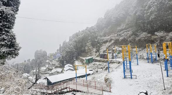 Photo of  पहाड़ से मैदान तक बिगड़ा मौसम, बारिश-बर्फबारी से बढ़ी ठंड, येलो अलर्ट जारी