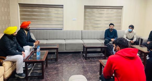 Photo of यूएस से डिपोर्ट दलजीत ने सुनाई दर्द भरी दास्तां, हाथों में हथकड़ी, जंजीरों से जकड़े थे पैर…