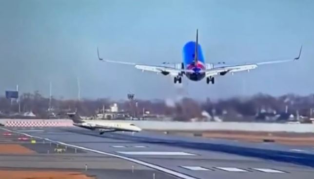 Photo of लैंड हो रहा था विमान, तभी रनवे पर आ गई दूसरी फ्लाइट; पायलट ने यूं बचाई सैकड़ों लोगों की जान