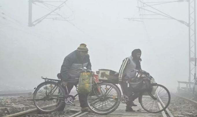 Photo of सावधान! दिल्ली में छाएगा कोहरा, कश्मीर में बर्फबारी से बदलेगा मौसम; पढ़ें अन्य राज्यों का हाल