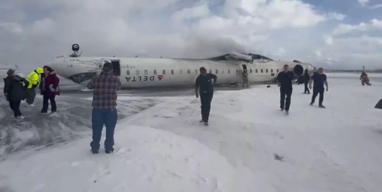 Photo of टोरंटो एयरपोर्ट पर बड़ा हादसा, लैंडिंग के वक्त बर्फीली जमीन पर पलटा विमान; 80 लोग थे सवाार