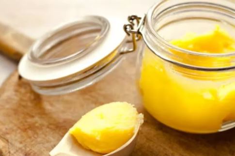 Photo of एक गिलास गुनगुने पानी में घी मिलाकर पीने से शरीर में नजर आएंगे 8 बदलाव