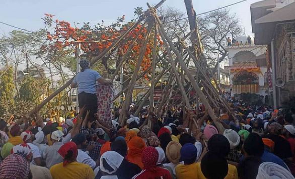 Photo of श्रीझंडे जी आरोहण की प्रक्रिया शुरू, उमड़ा आस्था का सैलाब, जयकारों से गूंजा दरबार साहिब