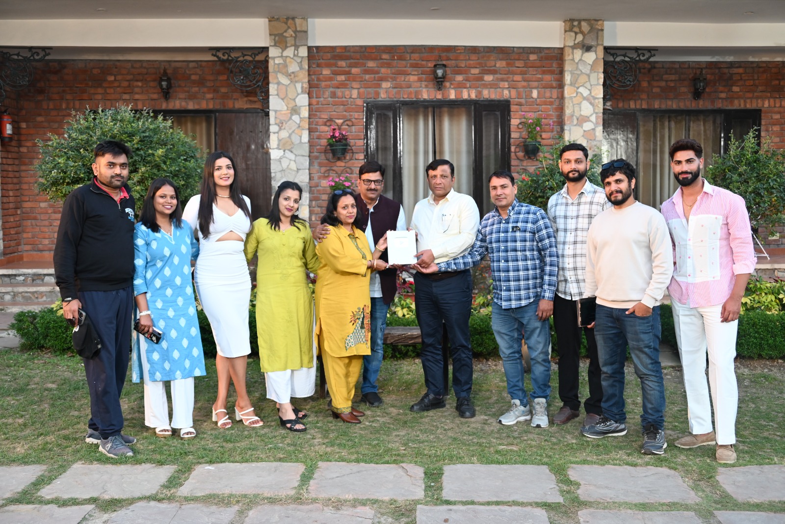 Photo of साउंडस्टार्सयूके ने म्यूजिक वीडियो “कमाल करदे हो” की शूटिंग शुरू की,शूटिंग के उद्घाटन में पहुंचे बंसीधर तिवारी CEO, UFDC ने जताई ख़ुशी