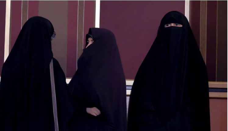 Photo of महिलाओं पर AI और ड्रोन से नजर रख रहा ईरान, हर जगह हिजाब पहनना अनिवार्य