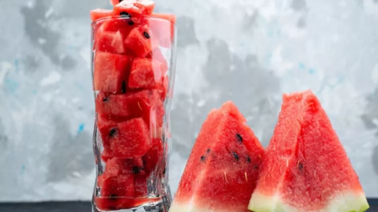 Photo of गर्मियों में तरबूज काटकर रख देते हैं फ्रिज में तो हो जाएं सावधन