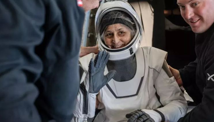 Photo of 28 हजार KM/PH की स्पीड, 1600 डिग्री पारा, आग के गोले में बैठ धरती पर लौटीं सुनीता विलियम्स