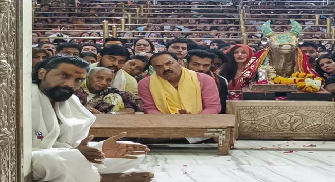 Photo of कोरियोग्राफर रेमो डिसूजा पहुंचे उज्जैन, भस्म आरती में हुए शामिल, महाकाल का लिया आशीर्वाद