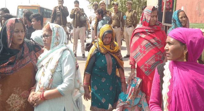 Photo of दिल्ली में दिल दहलाने वाली वारदात, युवक की गोली मारकर हत्या; सामान्य हुआ हाईवे पर यातायात