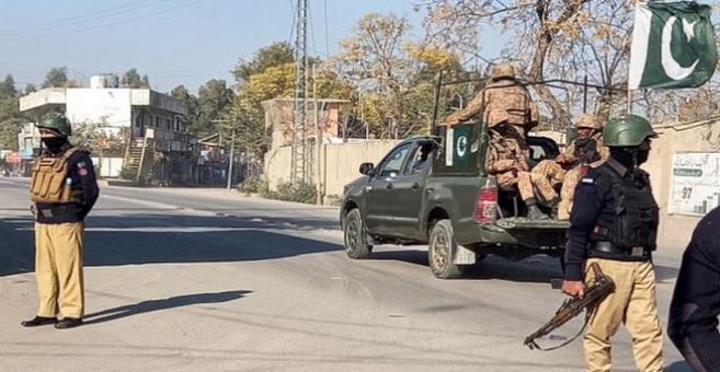 Photo of  पाकिस्तान सुरक्षा बल ने आतंकी समूहों के ठिकानों पर की छापेमारी, दो सैनिक और नौ आतंकियों की मौत