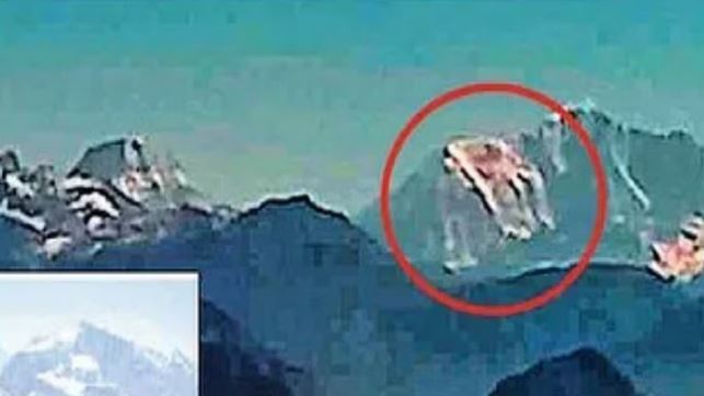 Photo of हिमालय में ॐ की आकृति जैसा एक और पर्वत दिखा, दोपहर 12 से दो बजे तक नजर आती है बर्फ से बनी छवि