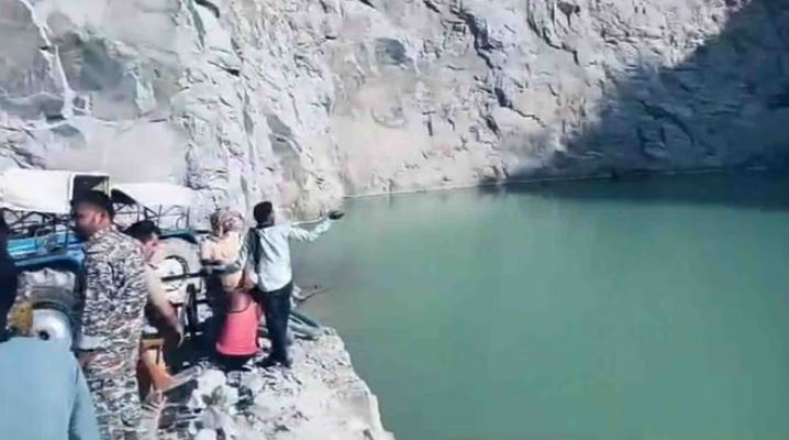 Photo of छतरपुर: पानी से भरी 40 फीट गहरी खदान में गिरा ट्रक, डूबने से चालक की मौत