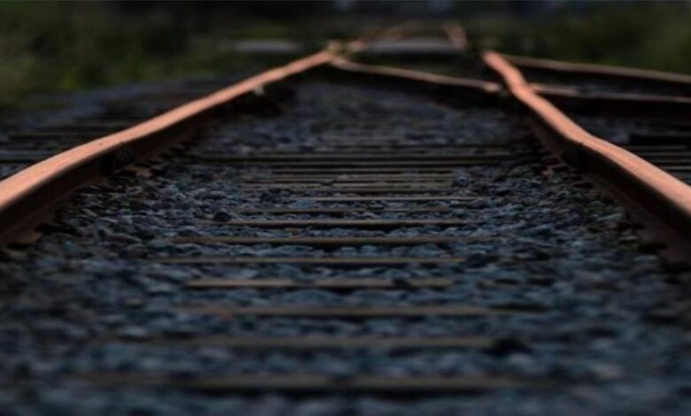 Photo of कानपुर: मैरिज एनिवर्सरी पर गर्भवती पत्नी को अस्पताल में छोड़ ट्रेन के आगे कूदा पति