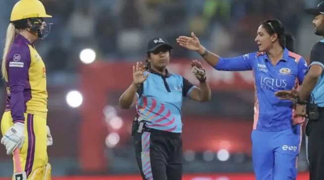 Photo of हरमनप्रीत कौर और सोफी एक्‍लेस्‍टन का बीच मैदान हुआ जोरदार विवाद, BCCI ने भारतीय क्रिकेटर को दी कड़ी सजा