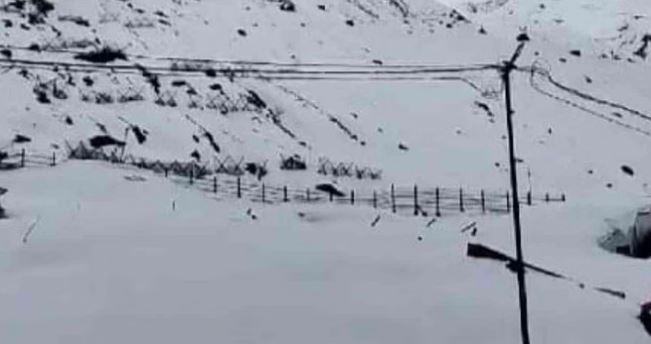 Photo of धाम में अभी तीन फीट से अधिक बर्फ जमी, पूरा मंदिर परिसर ढका, कई कैंपों को भी पहुंचा है नुकसान