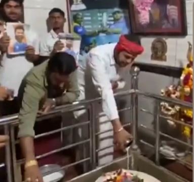Photo of ‘जीतेगा-जीतेगा, इंडिया जीतेगा…’, काशी में फैंस ने भगवान शिव का किया अभिषेक; भारत की जीत के लिए मांगी प्रार्थना