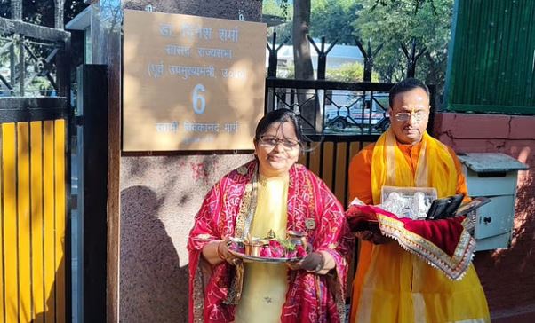 Photo of तुगलक लेन की जगह स्वामी विवेकानंद मार्ग, BJP सांसद दिनेश शर्मा ने आवास की नेमप्लेट पर सड़क का नाम बदला