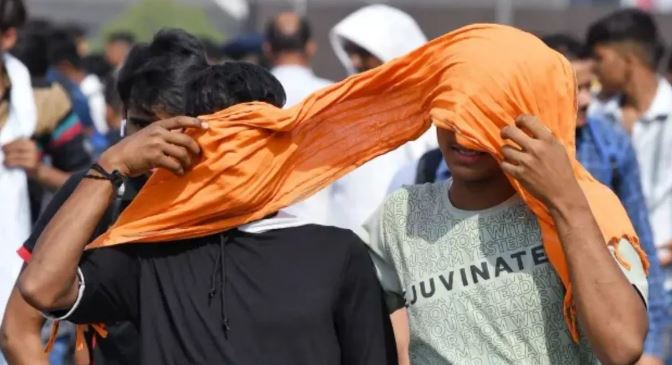 Photo of दिल्ली में अभी से अप्रैल जैसी गर्मी, पारा 40 के पार