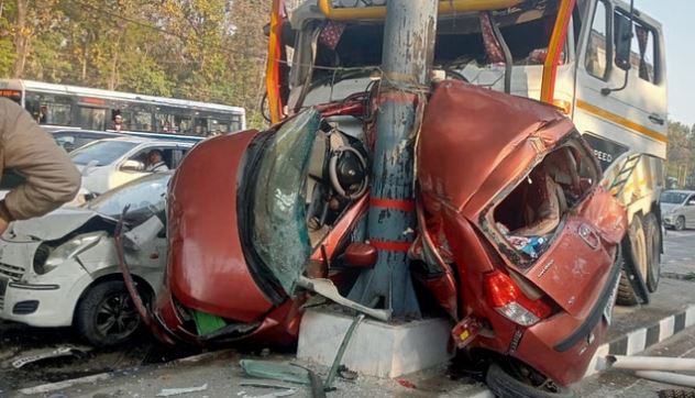 Photo of  लच्छीवाला टोल प्लाजा पर हादसा, ट्रक ने कार को मारी टक्कर, पोल और बड़े वाहन के बीच दबी गाड़ी