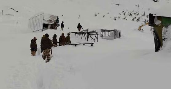 Photo of तीन बार मौत से सामना…सामने एक साथी ने तड़प कर तोड़ दिया दम, कांपते हुए मनोज ने बताया मंजर