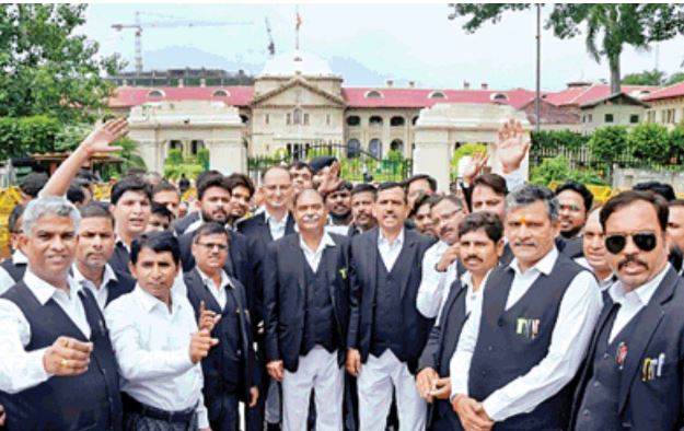 Photo of इलाहाबाद हाईकोर्ट में वकीलों की हड़ताल आज भी रहेगी जारी