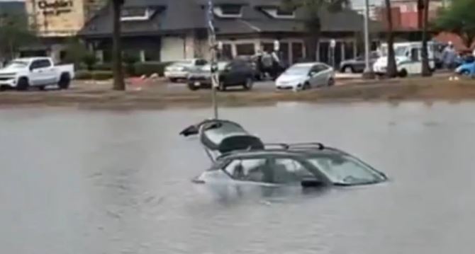 Photo of टेक्सास में बाढ़ से हाहाकार, तीन लोगों की मौत और 200 का हुआ रेस्क्यू