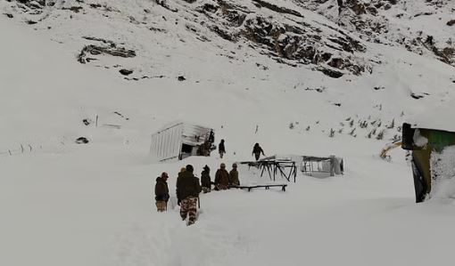 Photo of हिमस्खलन प्रभावित क्षेत्र में बने थे मजदूरों के आवास, पहले भी आ चुके बर्फीले तूफान, अब चार की गई जान