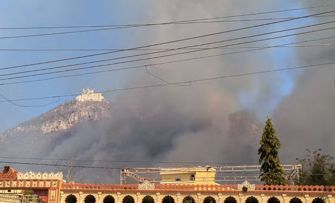 Photo of उदयपुर की पहाड़ियों पर दो दिन से लगी आग, अब तक नहीं बुझी, धुएं से भरा इलाका