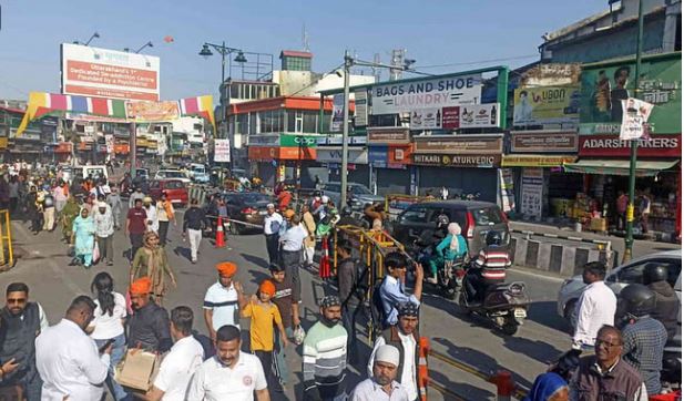Photo of दरबार साहिब से शुरू हुई नगर परिक्रमा, सड़कों पर दिखा आस्था का सैलाब, भजनों पर झूमी संगत