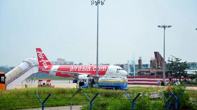 Photo of उड़ान भरते ही एयर एशिया विमान के इंजन में लगी आग, कुआलालंपुर में हुई लैंडिंग