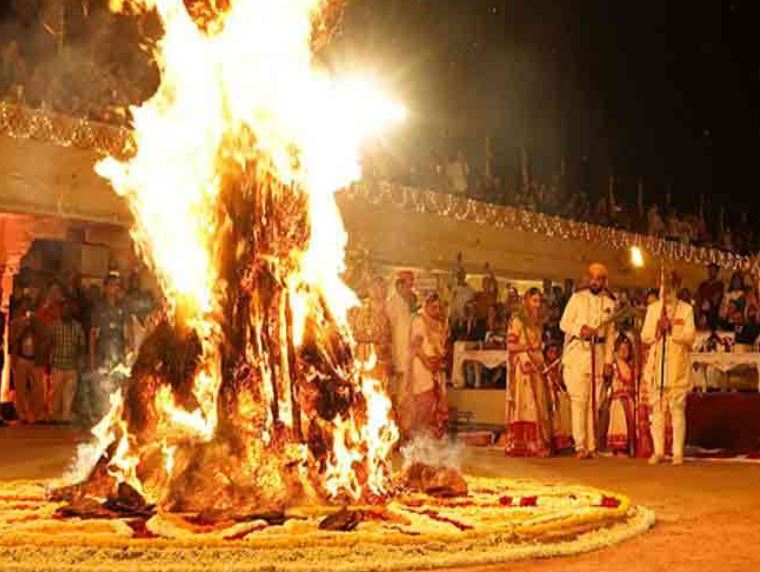 Photo of होलिका दहन की पवित्र अग्नि में डालें ये चीजें