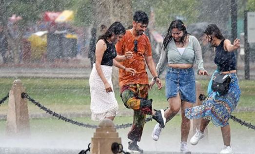 Photo of बारिश से दिल्लीवालों का वीकेंड हुआ सुहावना, यूपी में पड़े ओले; हिमाचल-उत्तराखंड में आफत बनी बरसात