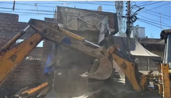 Photo of जालंधर में ड्रग्स स्पलायर के घर पर चला बुलडोजर