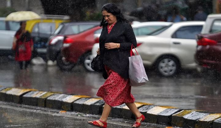 Photo of बारिश ने बदला दिल्ली-यूपी का मौसम, पहाड़ों पर हिमपात जारी; इन राज्यों में आंधी-तूफान की चेतावनी