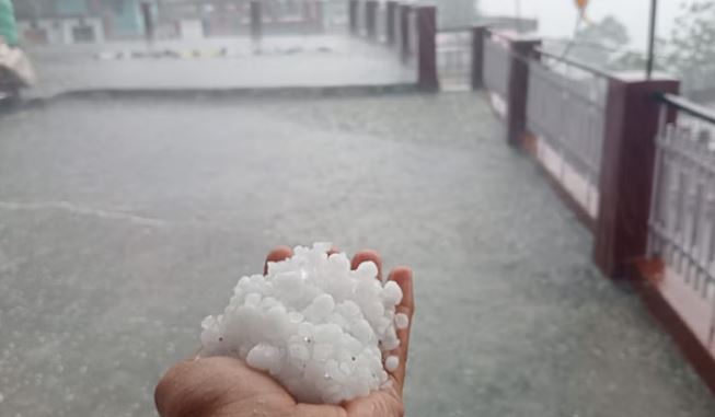 Photo of दून समेत कई जिलों में आज बिगड़ा मौसम का मिजाज, ओलावृष्टि और तेज हवाओं का ऑरेंज अलर्ट