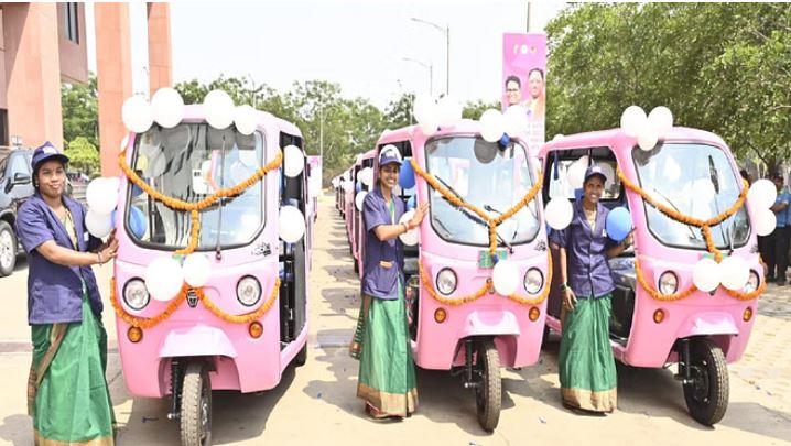 Photo of सीएम साय ने किया नवा रायपुर में ई-ऑटो सेवा का शुभारंभ: 40 महिलाओं को मिला रोजगार