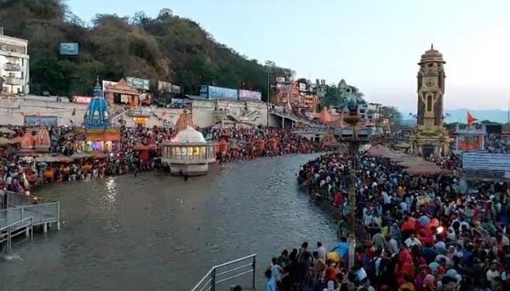 Photo of बैशाखी स्नान: हरिद्वार में उमड़ा आस्था का सैलाब, हरकी पैड़ी पर श्रद्धालुओं ने लगाई पावन डुबकी