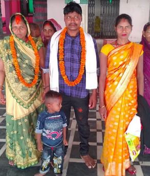 Photo of 52 साल की महिला ने पोते से रचाई शादी… हुआ सामाजिक बहिष्कार, पति ने पुतला बनाकर लगाई आग…