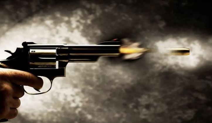 Photo of मुंबई: सीआरपीएफ के पूर्व अफसर ने बेटी को मारी गोली, दामाद को किया घायल