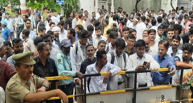 Photo of केजीएमयू में अवैध कब्जा हटाने गई टीम पर हमला, कई डॉक्टर घायल; बुलाई गई कई थानों की पुलिस