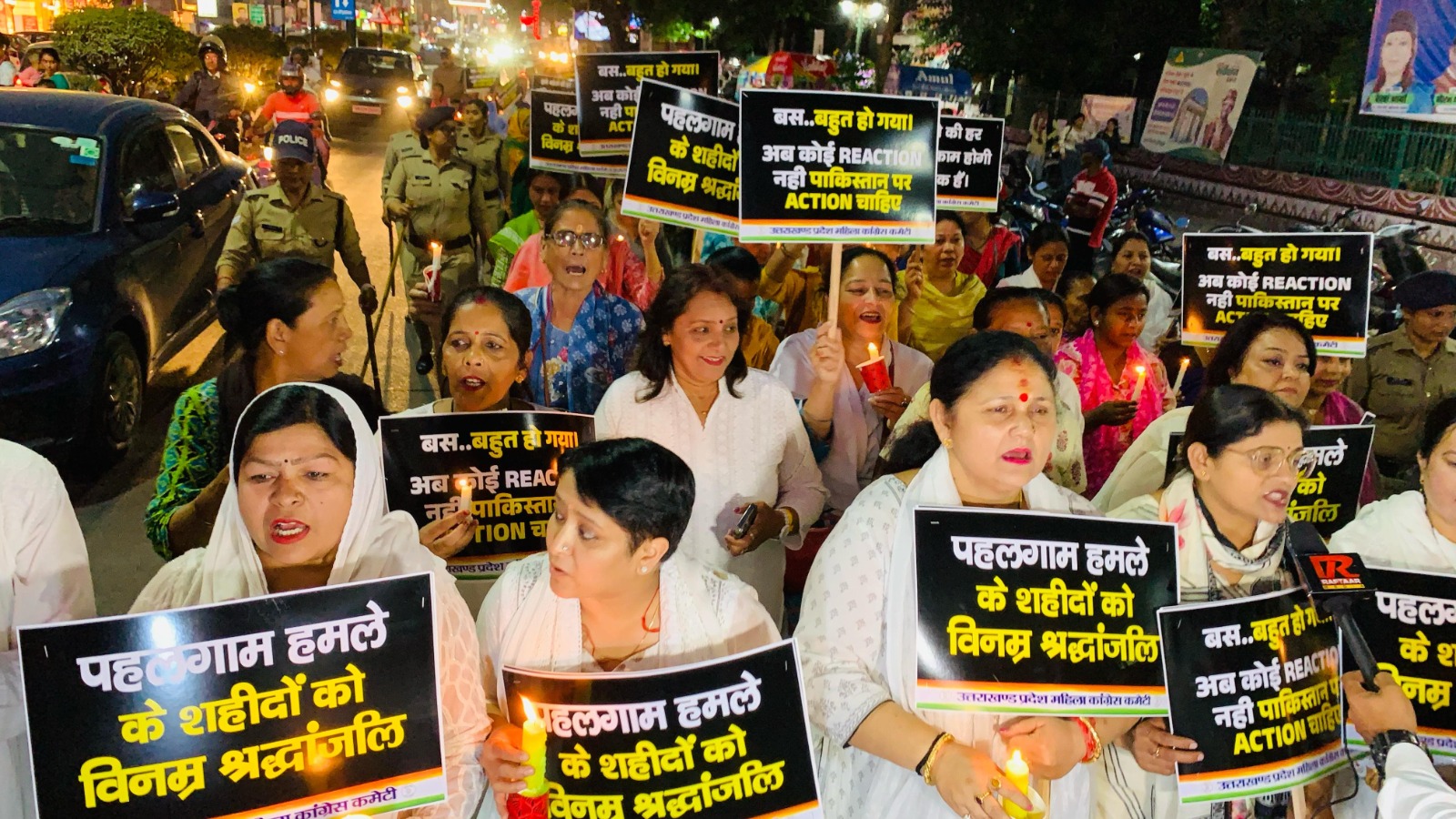 Photo of कांग्रेस की अध्यक्ष ज्योति रौतेला के नेतृत्व में महिलाओं ने कांग्रेस भवन से घण्टाघर तक निकाला कैन्डल मार्च