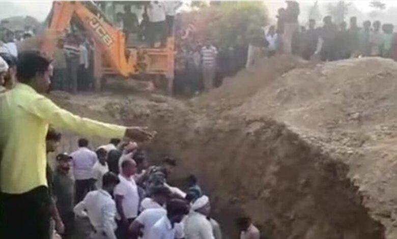 Photo of कौशांबी में मचा हाहाकार! टीला धंसने से 5 की दर्दनाक मौत, 3 की हालत गंभीर…