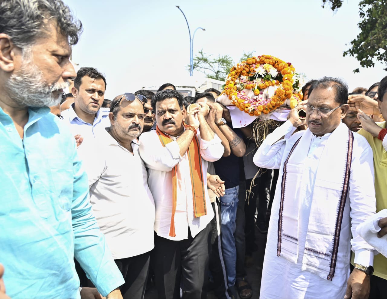 Photo of साय ने पहलगाम आतंकी हमले में दिवंगत मिरानिया के पार्थिव शरीर को दिया कंधा