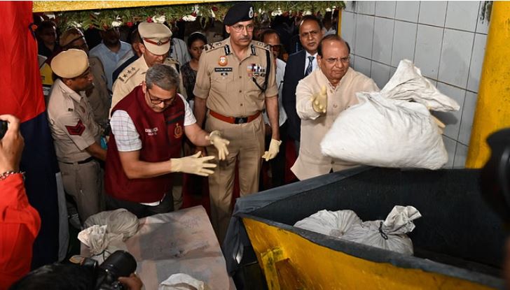 Photo of दिल्ली पुलिस ने नष्ट की 2,622 करोड़ रुपये की ड्रग्स, एलजी वीके सक्सेना रहे मौजूद