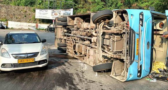 Photo of दिल्ली से मसूरी आ रही बस कमानी टूटने से रोड पर पलटी, 27 सवारियों को लेकर चली थी रात