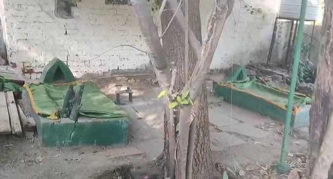 Photo of वीवीआईपी एरिया में सरकारी मकान के आंगन में मजार, प्रशासनिक व्यवस्था पर उठे सवाल, जांच की मांग